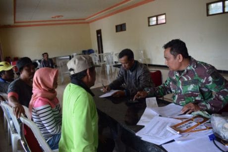 Terima Bantuan Uang Makan, Sarni : Kami Sudah Senang Anggota Satgas TMMD Ke-104 Tinggal Bersama Kami