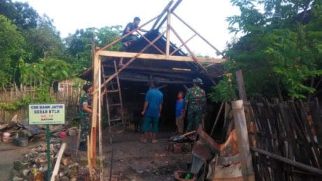 Satini Terharu Rumahnya Dibongkar TNI