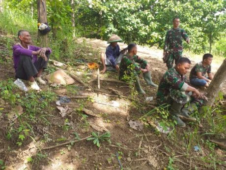 Warga dan Satgas TMMD Pemalang Lakukan Ini Saat Istirahat siang