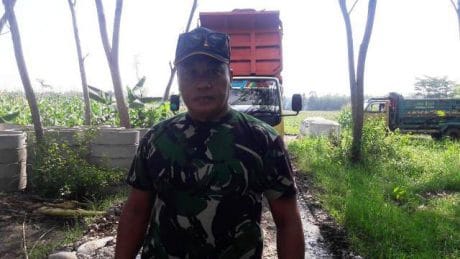 Babinsa TNI Bodeh Pemalang Kawal Distribusi Material TMMD