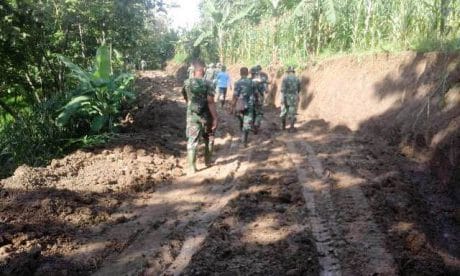 Perjuangan TNI Menuju Lokasi TMMD di Jatiroyom Pemalang