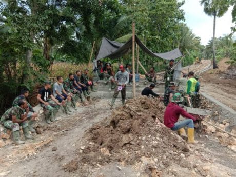 Begitu giat dan semangatnya anggota Satgas TMMD bersama masyaraka