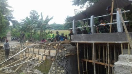 PEMBUATAN BAGIAN DARI JEMBATAN MASI TERPOKUS