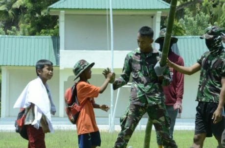 Melihat Akrabnya Daniel dengan Satgas TMMD 104 di  Desa Lallatang, Ternyata Ini Cita-citanya