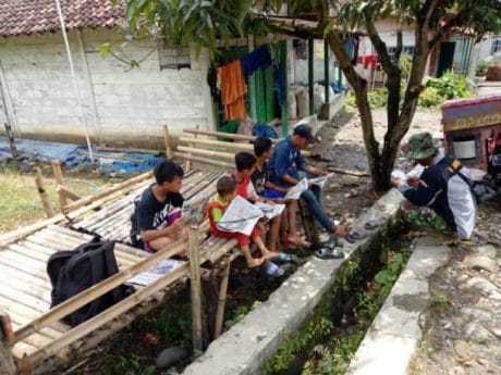 Prihatin Literasi Indonesia, TNI Pemalang Ciptakan Minat Membaca di TMMD