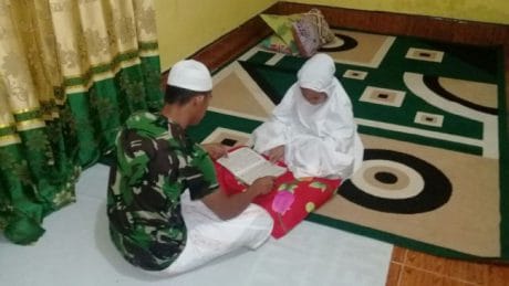 Disela kegiatan rutinitas satgas, mereka membantu keluarga yang mereka tempati