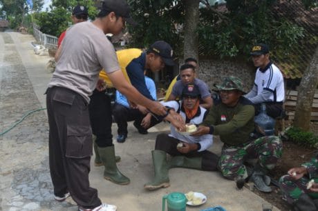 Kekompakan TNI-Polri Terlihat Jelas Di Lokasi TMMD 104 Desa Poncol