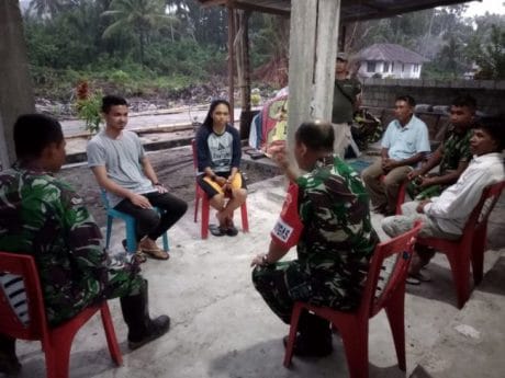 Lokasi Jauh, Mahasiswa Bawa Bekal Makan Dilokasi Pembangunan Fasum