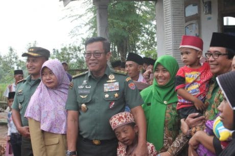 Kunjungan Mayjen TNI Suko Pranoto Mendapat Sambutan Hangat Masyarakat Sekitar Musala Yang Dibangun Oleh Satgas TMMD Ke 104 Kodim 0824/Jember