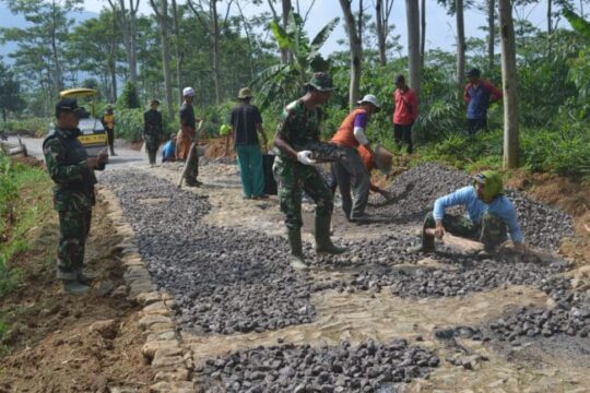 Senyuman warga mengalahkan rasa capek dan lelah di jiwa prajurit Satgas TMMD.