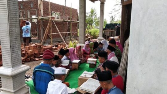 Satgas TMMD 104 Kodim 0824 Jember Bantu Bidan Desa Pada Posyandu