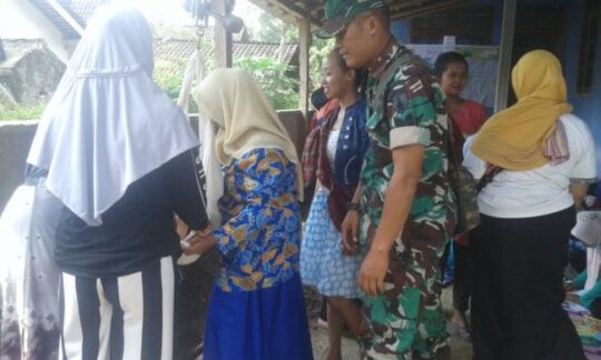 Prajurit Satgas TMMD 104 Mengajar Ngaji Anak – Anak di Lokasi TMMD Jember