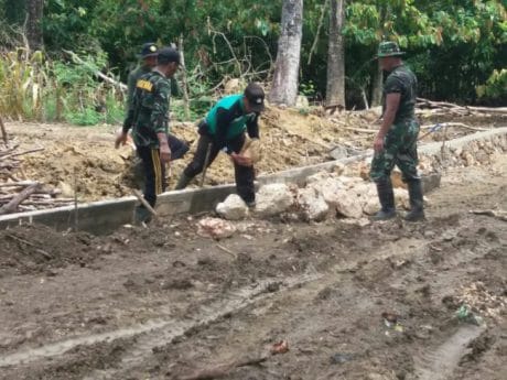Beberapa anggota Satgas TMMD ke – 104 Kodim 1407/Bone memasang mal untuk pembangunan talud jala