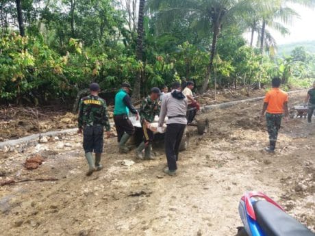 MENGANGKUT MATERIAL SEMEN DENGAN MENGGUNAKAN DOMPENG