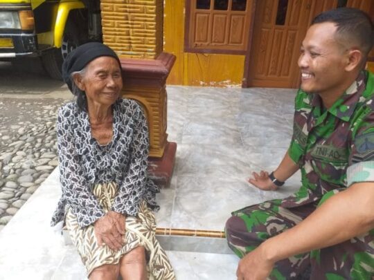 Bahagia Mbah Tiah Bila Lihat TNI, Ternyata Ini Sebabnya