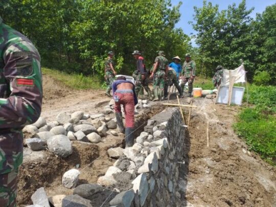 Cegah Longsor Talud Juga Dibangun di Jalan Makadam