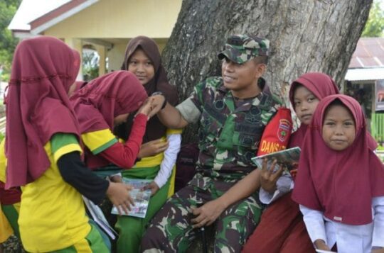 Kedekatan antara Dandim dengan para siswa sangat terlihat