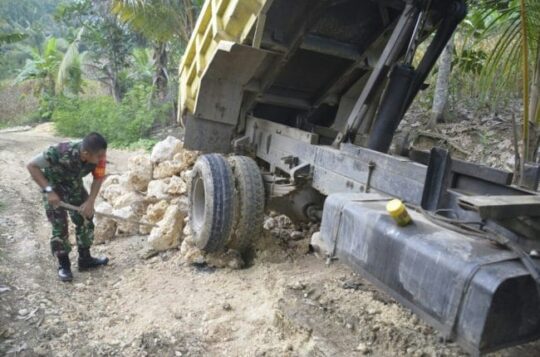 Dukungan material untuk sasaran fisik pembuatan talut dan jembatan