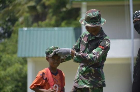 ANGGOTA SATGAS TMMD YANG BEGITU MELEKAT DENGAN ANAK – ANAK DESA