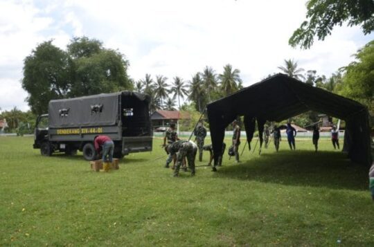 Pendirian Tenda di lapangan Bola Desa Lallatang