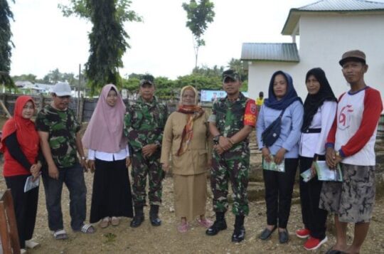 Dandim 1407 Bone menyambangi salah satu sekolah SD dilokasi TMMD di Desa Lallatang