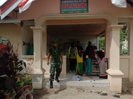 Masyarakat yang berada disekitar lokasi TMMD di desa Lallatang