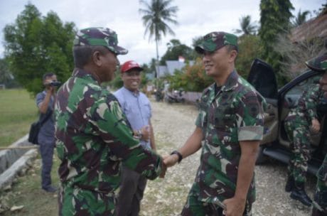 Danrem 141/Toddopuli dalam peninjauan tersebut didampingi Dandim 1407/Bone