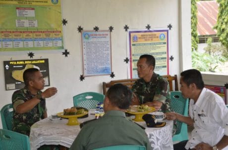 DENGAN SANTAI,DANREM 141/TODDOPULI DI DAMPINGI DANDIM 1407/BONE MENIKMATI HIDANGAN KUE DI KANTOR DESA LALLATANG