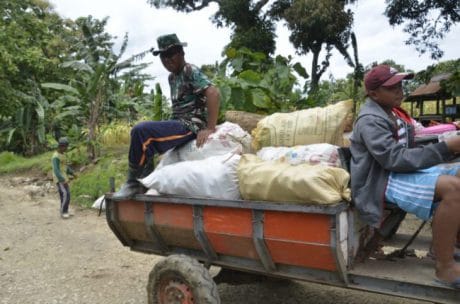 Nampak satu unit Dum Truck yang mengangkut Material Batu