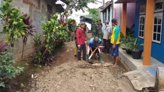 Jalan Haji Omit yang menjadi salah satu sasaran fisik