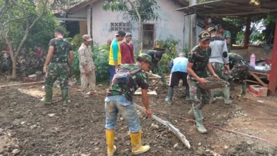 Warga Antusias Bantu Satgas Lanjutkan Pengecoran Jalan Haji Omit