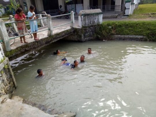 TNI Pemalang Ajari Anak Berenang