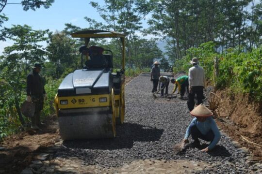 Cuaca Cerah Pengaspalan Jalan Di Lokasi TMMD Desa Poncol Dikebut