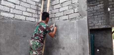 Mal Teras Kantor TPD Desa Diselesaikan Praka Juneydi Bulawan dan Serda Marfil 