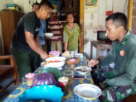 Sayur Asem Dan Sambel Terasi Andalan Makan Siang Satgas TMMD