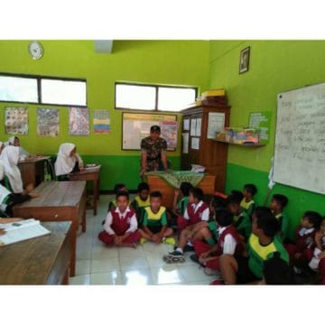 Mencerdaskan Kehidupan Bangsa Anggota Satgas Tmmd Memberikan Wawasan Kebangsaan Kepada Siswa Siswi Sdn Poncol 3