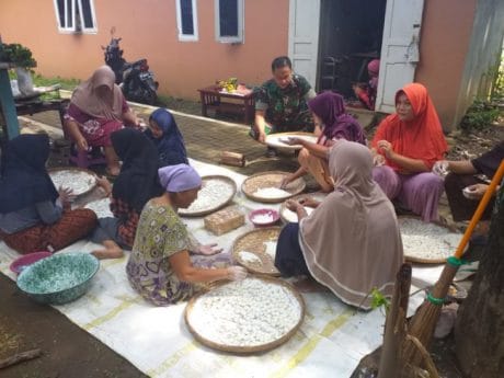 Budaya Gotong-royong TNI Juga diContoh Emak-emak Warga Kesesirejo