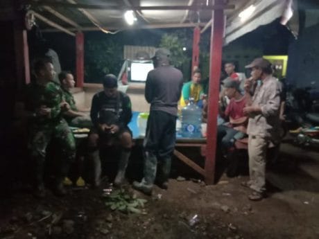 Iya begini salah satu cara kami untuk mengusir waktu menunggu