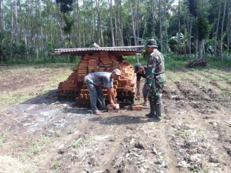 TMMD Reg-104 Pemalang Permudah Pasarkan Batu Bata