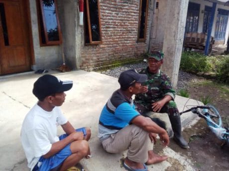 Manfaatkan Waktu Istirahat Untuk Bersilaturahmi Dengan Warga Jatiroyom