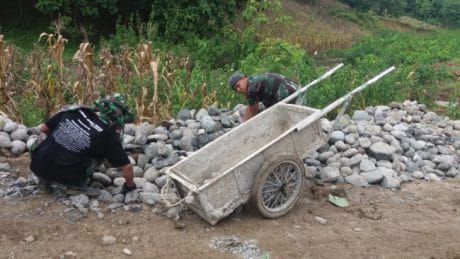Gerobak Dorong diKerahkan Percepat Pekerjaan Jalan Makadam Jatiroyom