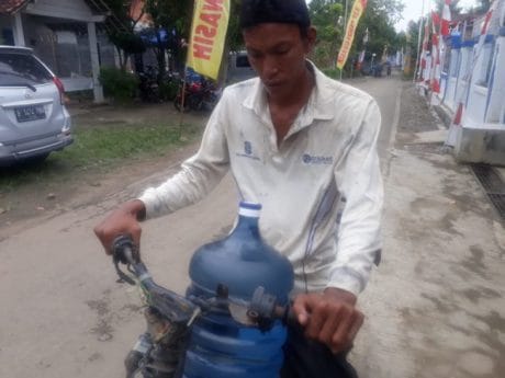 Tak Patah Semangat, Dukungan Air Minum Satgas TMMD diBawa Pakai Sepeda Onthel
