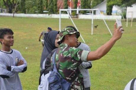 Kedekatan Babinsa Dengan Siswa SMA DI lokasi TMMD