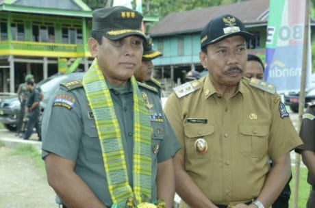 Warga Desa antusias menyambut dengan tarian PADDUPPA