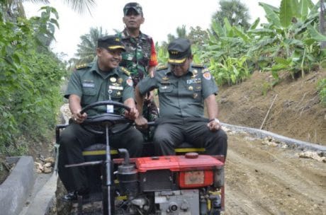 Meninjau beberapa lokasi sasaran kegiatan fisik