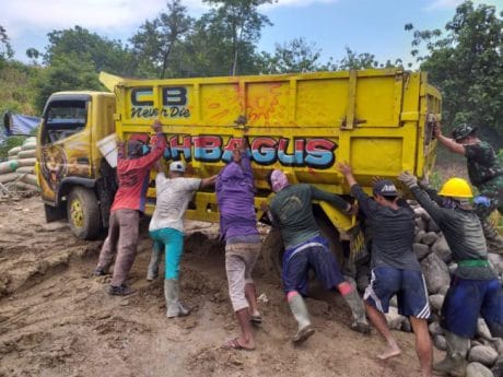 Medan TMMD Jatiroyom Uji Mental Sopir Truk Pengangkut Material