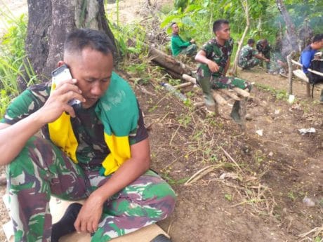 Komunikasi Melalui Telepon Menjadi Obat Pelepas Lelah Bagi Satgas TMMD Jatiroyom