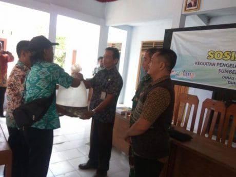 Dinas Perikanan Kabupaten Pemalang Serahkan 20 ribu Ikan Kepada Desa Jatiroyom