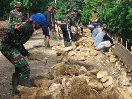 Berkat kerja keras anggota Satgas TMMD ke – 104 dalam pembangunan jembatan akhirnya mulai terlihat hasilnya