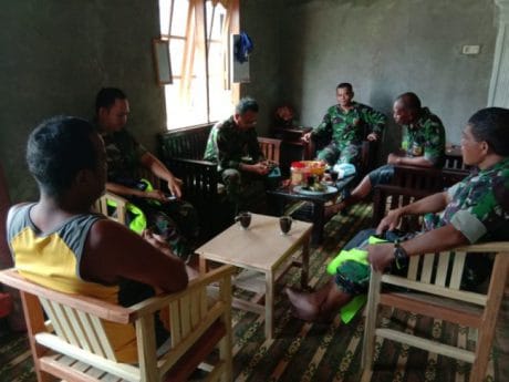 Personil Satgas TMMD 104 Angkat Papan Untuk Pembuatan Jembatan